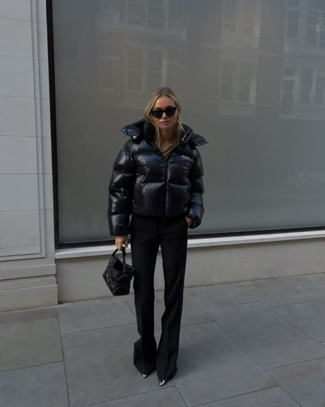 Winter Fashion Puffer Jacket, Puffers Outfits, Classy Winter Jacket, Puffer Jacket 2023, All Black Outfit 2023, Winter Puffer Outfits, Winter Outfits Black Jacket, Winter Outfits With Puffer Jacket, Puffer Outfits For Women