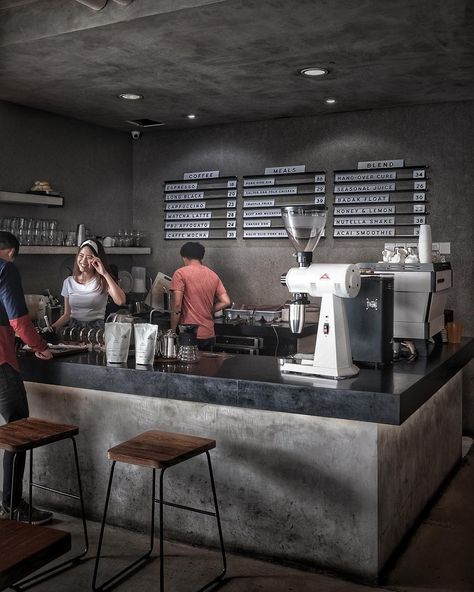 Commercial Coffee Bar, Industrial Coffee Shop, Cafe Bar Interior, Coffee Shop Counter, Vintage Coffee Shops, Modern Coffee Shop, Industrial Cafe, Small Coffee Shop, Coffee Bar Design