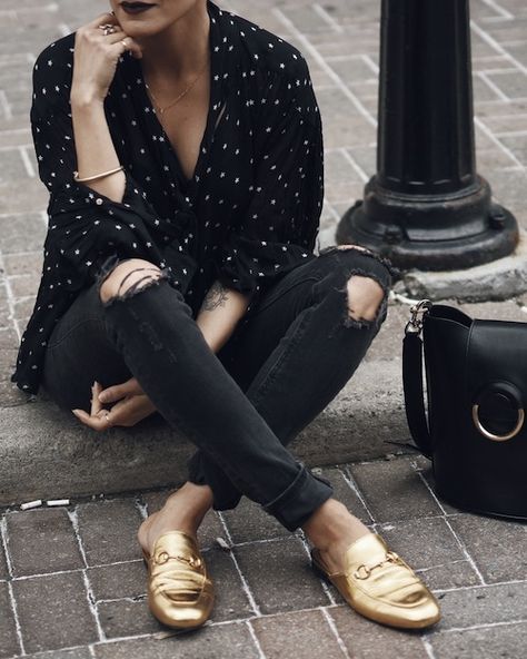 Gucci Princetown mules Gold Loafers Outfit, Gold Shoes Outfit, Mules Outfit, Gold Loafers, Loafers Outfit, Oufits Casual, Black Jeans Outfit, Look Rock, Gold Shoes