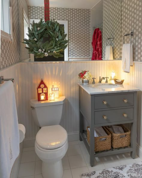 Love this bathroom with the cutest Christmas decorations added for a nighttime glow!! #christmasdecor #bathroomdecor Driven By Decor, Cute Christmas Decorations, Outside Christmas Decorations, Christmas Apartment, Christmas Bathroom Decor, Decor Baie, Christmas Bathroom, Christmas Decor Inspiration, Christmas Bedroom