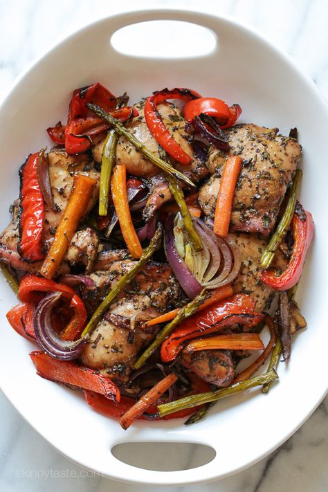 Balsamic Chicken with Roasted Vegetables Balsamic Chicken, Skinny Taste Recipes, Low Carb Dinner, Spaghetti Squash, Chicken And Vegetables, Roasted Vegetables, Delicious Healthy Recipes, Weight Watchers Meals, Balsamic Vinegar