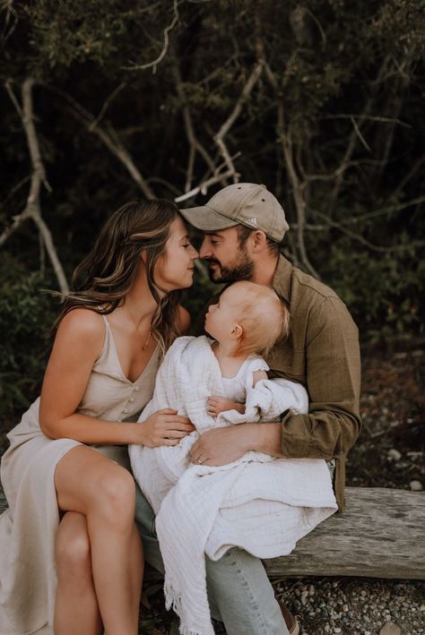 Mom and dad rubbing noses while their daughter gazes up at them Mom Dad And Newborn Pictures, Mom Dad And Son Pictures, Parents And Baby Photoshoot, Mom Dad Daughter Pictures, Mom Dad And Baby Photoshoot, Dad And Baby Pictures, Dad Mom And Daughter, Mom Dad And Baby