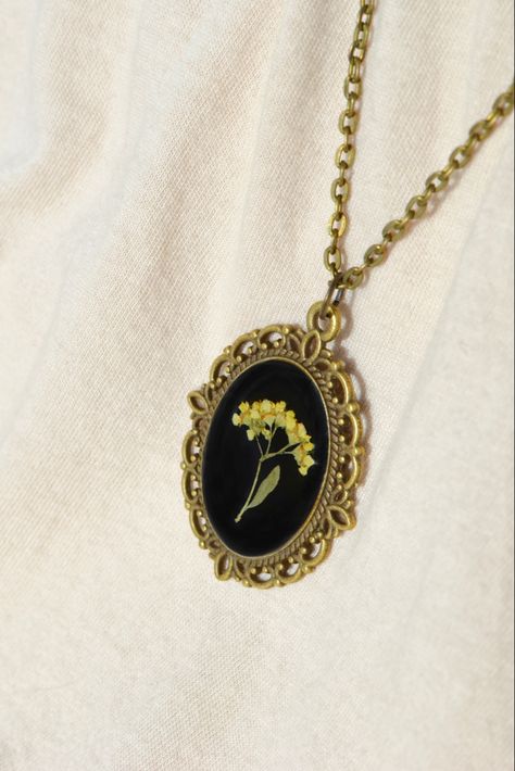 This necklace is made of dry flower in resin. Bronze Victorian jewelry with yellow flower on black. Great gift for nature and vintage lovers. Gift for her. Mother's day gift. Unique Necklaces Pendant, Dried Flower Pendant, Vintage Flower Jewelry, Victorian Gift Ideas, Flower Locket Necklace, Pressed Flowers Jewelry, Vintage Necklace Victorian, Victorian Jewelry Necklace, Cottagecore Necklace