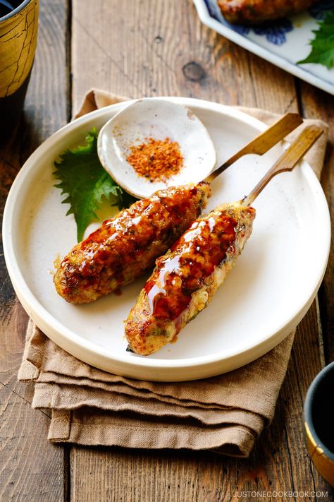 Meatballs On A Stick Skewers, Best Japanese Food, Japanese Food Presentation, Tsukune Recipe, Yakitori Sauce, Garden Buffet, Japanese Tapas, Sukiyaki Recipe, Japanese Food Menu