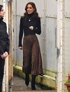 Kate Middleton Style Aesthetic, Kat Middleton Style, Kate Middleton Fall Style, Kate Middleton Skirt Outfit, Princess Kate Casual Outfits, Kate Middleton Street Style Casual, Kate Middleton Inspired Outfits, Classic Women Outfits Classy, Classic Woman Outfits