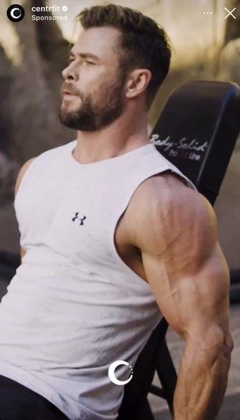 Chris Hemsworth Biceps, Men Back Muscles, Chris Hemsworth Muscles, Goal Physique, Chris Hemsworth Body, Tyler Rake, Superhero Training, Christopher Hemsworth, Best Bodybuilder