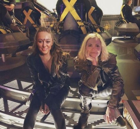 Melhor casal 🌈👭❤ | The 100 clexa, The 100 show, Bellamy the 100 Clarke E Lexa, Eliza Jane Taylor, Lexa E Clarke, The 100 Characters, Lexa Y Clarke, Alycia Jasmin Debnam Carey, Lexa The 100, Clarke And Lexa, The 100 Cast