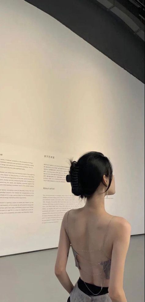 Posture Aesthetic Girl, Body Aesthetics Girl, Korean Girl Body, Nails Selfie, Museum Date, Beauty Hairstyles, Girl's Back, Woman Back, Backless Top