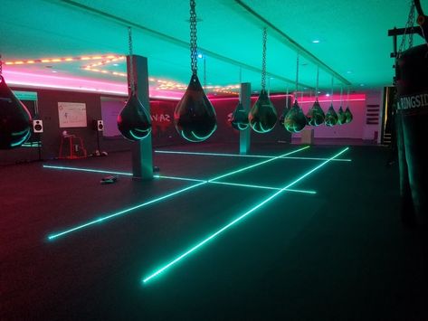 Muay Thai Gym Design, Muay Thai Training Workouts, Boxing Gym Design, Boxing Studio, Fitness Design Gym, Kickboxing Gym, Muay Thai Gym, Gym Tracksuit, Gym Lighting