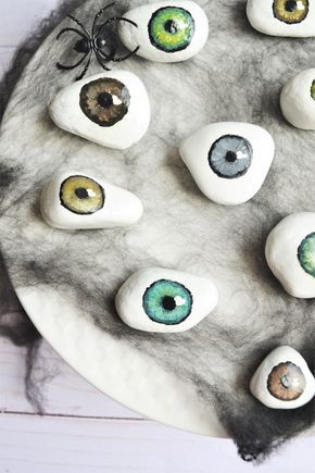 Bathroom Halloween, Halloween Decorations Spooky, Halloween Garden Decorations, Halloween Teeth, Halloween Decorations Apartment, Easy Diy Halloween Decorations, Spooky Eyes, Halloween Decorations Diy Outdoor, Halloween Eyeballs