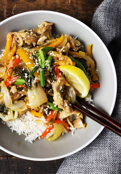 Ready in just 15 minutes, so perfect for a quick and tasty weeknight meal! via @SeasonsSuppers Lemon Chicken Stir Fry, Stir Fry Seasoning, Stir Fry Sauce Recipe, Stir Fry Recipes Chicken, Diner Recept, Fry Sauce, Stir Fry Sauce, Citrus Chicken, Chicken Stir Fry