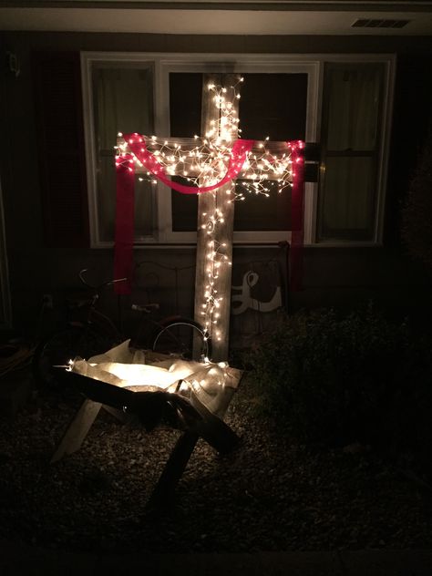 Wood outdoor cross with lights This what I had in mind. Outdoor Cross, Christian Christmas Decorations, Church Christmas Decorations, Cross Christmas Tree, Easter Wood Crafts, Christmas Light Installation, Christmas Lighting, Christmas Decorations Diy Outdoor, Christmas Yard