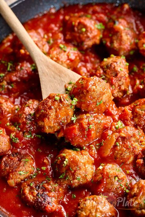 In just 30 minutes, whip up this authentic Italian meatballs recipe that promises to be a dinner favorite for everyone at the table. Perfectly moist, tender, and drenched in a rich tomato sauce, these meatballs Best Italian Meatball Recipe, Authentic Italian Meatballs, Moist Meatballs, Keto Meatballs, Italian Meatballs Recipe, Easy Appetizers, Italian Meatballs, Tomato Sauce Recipe, Meatballs Recipe