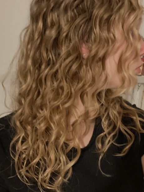 Blonde Hair Curly Aesthetic, Curly Blonde Hair Styles, Dark Curly Blonde Hair, Dark Blonde Wavy Hair Natural, Blonde 2b Hair, Naturally Wavy Blonde Hair, Dark Blonde Curly Hair Natural, 2b Blonde Hair, Honey Blonde Wavy Hair