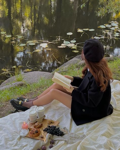 Picnic Aesthetic Outfit Winter, Winter Picnic Outfit Aesthetic, Picnic Fall Aesthetic, Picnic Aesthetic Winter, Picnic Outfits Winter, Picnic Winter Outfit, Picnic Outfit Autumn, Picnic Book Aesthetic, Winter Picnic Aesthetic