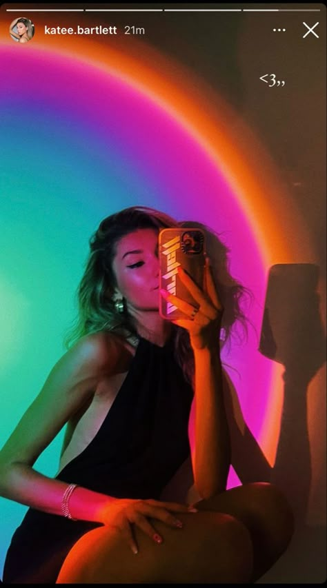 Rainbow Light Photoshoot, Sunset Lamp Photoshoot, Lamp Photoshoot, Life Style Aesthetic, Sunset Photoshoot Ideas, Neon Photoshoot, Sunset Photoshoot, Sunset Lamp, Tiktok Aesthetic