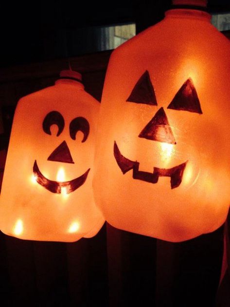 Easy Pumpkin Decorating Ideas, Diy Pumpkin Decorating Ideas, Cheap Easy Halloween Decorations, Halloween Milk Jugs, Pumpkin Milk, Easy Pumpkin Decorating, Diy Outdoor Halloween Decorations, Fall Pallet Signs, Milk Jug Crafts