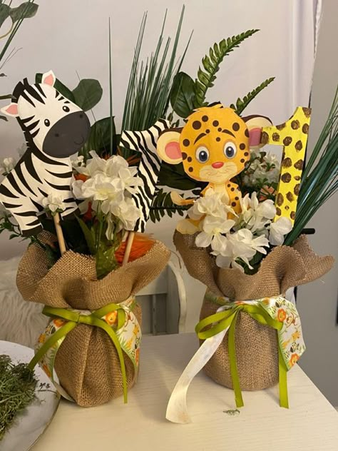 Safari Centerpiece Ideas, Jungle Theme Centerpieces, Safari Table Centerpieces, Safari Baby Shower Centerpieces, Safari Party Centerpieces, Animal Centerpieces, Safari Centerpieces, Safari Baby Shower Decorations, Baby Shower Center