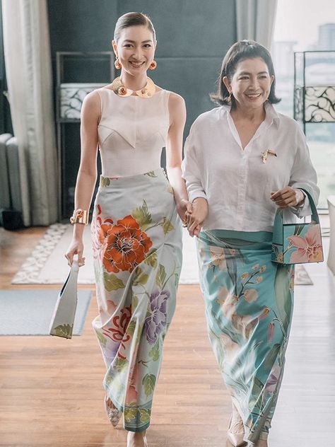 Casual Thai Outfit, Renda Kebaya, Thai Silk Dresses, Kebaya Modern Dress, Filipiniana Dress, Burmese Clothing, Kebaya Dress, Traditional Dresses Designs, Thai Traditional Dress