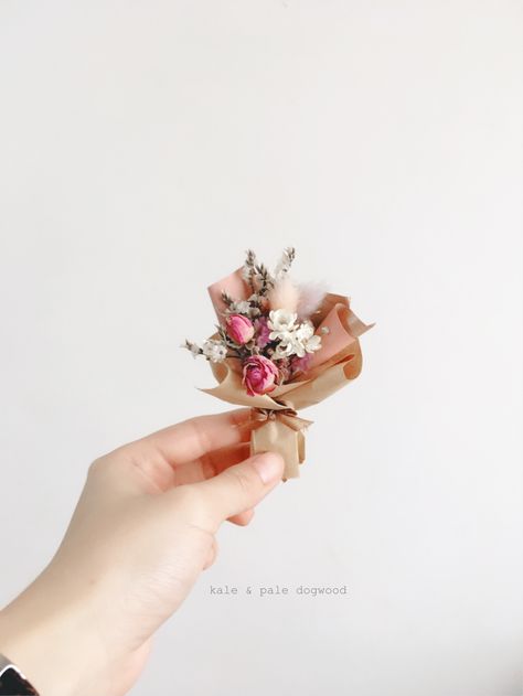 Micro Bouquet, Mini Bouquet Flowers, Diy Wedding Ring, Mini Flower Bouquet, Bff Gifts Diy, Book Crafts Diy, Mini Bouquet, Flower Bouquet Diy, Flower Gift Ideas