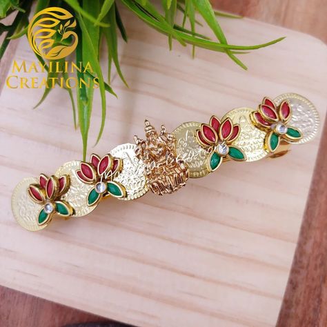 Large Kundan Centre Clip 🌼 Follow @mayilina_creations . . Kundan Hair Accessories ✨ Made on Order 👑 Colours and designs can be customized💫 . . . Mayilina Creations Gleam.Glisten.Glow✨ #silkthreadbangles😘 #silk #threadbangles #threadedbangles #silkthread #bangles #silkthreadearrings #silkthreadbangle #hairband #customizedbangles #kundanbangles #bridalbangles #hairaccessories #kundanhairaccessories #returngiftbangles #returngifts #babyshowerreturngifts #returngiftsforwedding #returngiftshydera... Baby Shower Return Gifts, Silk Thread Earrings, Kundan Bangles, Hair Clips Diy, Silk Thread Bangles, Thread Bangles, Bridal Bangles, Silk Thread, Beaded Jewelry Diy