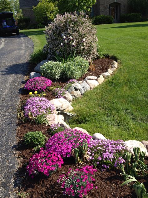 Beautiful Flower Beds, Front Garden Landscape, Rock Garden Design, Fall Garden Vegetables, Front Yard Garden Design, Recycled Garden, Late Autumn, Landscaping With Large Rocks, Lawn And Landscape