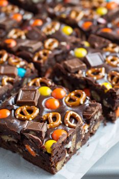 Discover the joy of making Candy Bar Pretzel Brownies with this simple recipe. It combines rich chocolate, crunchy pretzels, and gooey candy bars for a sweet and salty treat. Ideal for any occasion. Try it today! Candy Bar Pretzel Cookies, Brownies With Candy Bars In The Middle, Purple Snacks, Candy Bar Brownies, Cupcake Recipes Uk, Pretzel Brownies, Easy Brownie Recipe, Pretzel Desserts, Snickers Cake