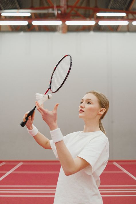 Women Holding Badminton Rackets · Free Stock Photo Indoor Badminton Court, Badminton Outfit Women, Badminton Pictures, Badminton Nets, Ball Badminton, Tennis Photoshoot, Badminton Photos, Badminton Games, Sports Court