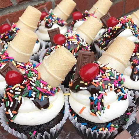 Easy S'mores Desserts For Sultry Summers - RecipeMagik Cupcakes Wars Ideas, Mini Ice Cream Cupcakes, Ice Cream Sundae Cupcakes, Ice Cream Theme Cupcakes, Ice Cream Sundae Toppings, Ice Cream Sundae Ideas, Cupcake Wars Ideas, 4th Of July Ice Cream, Easy Smores