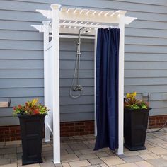 Outdoor Changing Room, Outdoor Pool Decor, Outdoor Shower Kits, Outdoor Shower Ideas, Outside Showers, Outdoor Shower Enclosure, Outdoor Shower Diy, Pool Shower, Outdoor Showers