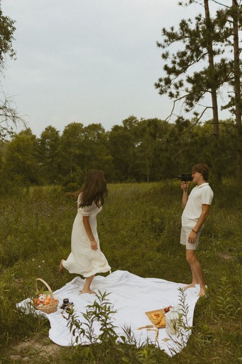 Samantha + Tony’s Picnic Date Session in Shoreview, MN — @katarinaherphotography Picnic In The Park Photoshoot, Romantic Picnic Pictures, Field Picnic Photoshoot, Pizza Picnic Photoshoot, Picnic Engagement Session, Activity Photoshoot, Couple Photoshoot Picnic, Vintage Picnic Photoshoot, Picnic Date Photoshoot