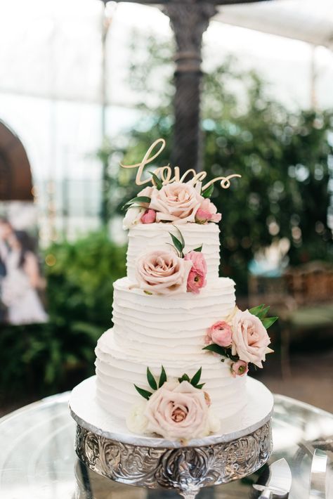 3 tier white wedding cake with soft pink fresh roses. Vintage Pasta, Burgundy Wedding Cake, 3 Tier Wedding Cake, Pretty Wedding Cakes, 3 Tier Wedding Cakes, Fresh Flower Cake, Floral Wedding Cakes, Amazing Wedding Cakes, Wedding Cake Rustic