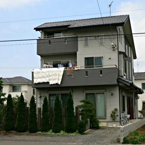 Three story homes are a little unusual, but otherwise this house resembles its neighbors.  The strong emphasis on shapes and mass is typical of the modernist tendencies of Japanese architecture. Typical Japanese House, Two Story Japanese House, Japanese House Plans Modern, Japanese Suburban House, Japanese Small House Design, Tokyo Houses, Japanese Family Home, Japan House Modern, Modern Japanese Apartment