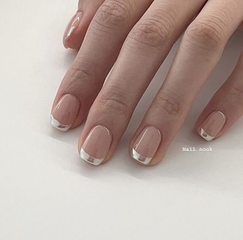 Graduation Manicure Ideas, French Tip Chrome Nails Short, Silver French Tip Short Nails, Silver French Tip Nails Short, Silver Tipped Nails, Silver Tip Nails French Manicures, Silver Manicure Ideas, Metallic French Tip Nails, Metallic French Tip