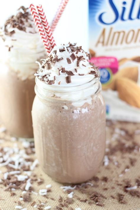 Almond Coconut Mocha Protein Smoothie Mocha Smoothie Recipes, Simple Snack Recipes, Good Pre Workout Snack, Mocha Smoothie, Preworkout Snack, Workout Nutrition, Coconut Protein, Protein Smoothies, Protein Smoothie Recipes