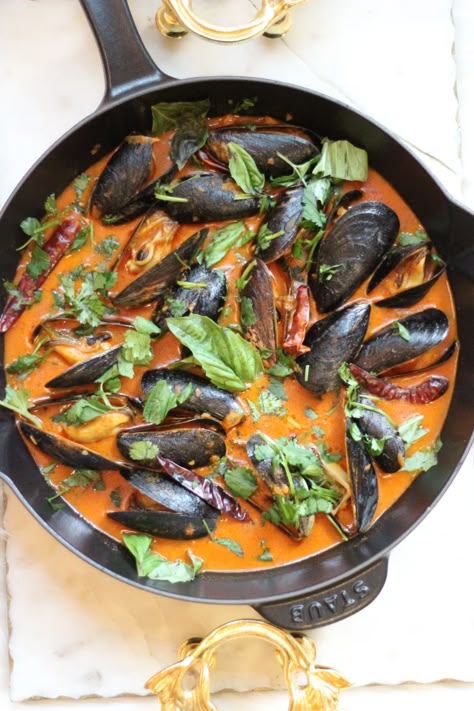 Red Curry Mussels, Curry Mussels Recipe, Thai Mussels, Coconut Curry Mussels, Coconut Red Curry, Mussels Recipes, Thai Shrimp Soup, Mussel Recipes, Curry Mussels