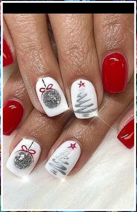 Make a statement with sparkling rhinestones and glitter. Xmas Nail Art, Nails Gold, Tree Nails, Christmas Gel Nails, Acrylic Coffin, Christmas Nails Acrylic, Thanksgiving Nails, Pretty Nail Art, Festival Nails