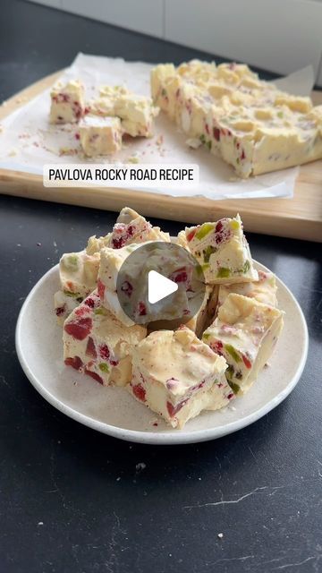 Michelle Morfett on Instagram: "PAVLOVA ROCKY ROAD RECIPE 🎄 750g white chocolate (three blocks) 100g dried kiwifruit pieces 100g dried strawberries or lollies, chopped Half a packet of meringue nests, crushed 180g passionfruit marshmallows (see other post for recipe) or just buy a packet Freeze dried raspberries Melt chocolate in the microwave. Add all of the ingredients into a bowl and mix together to combine. Pour over the melted white chocolate. Tip into a square 20cm cake tin (or anything you have it doesn’t matter because it gets chopped up) Leave it to set in the fridge and then cut into pieces. #rockyroad #christmas #christmasrecipe #nzbaking #pavlova #pavlovarockyroad #chocolate #giftidea" White Rocky Road Recipe, Microwave Pavlova, Pavlova Rocky Road Recipe, White Chocolate Pavlova, Rocky Road White Chocolate, Raspberry Meringue Kisses, Pavlova Rocky Road, Amazing Christmas Desserts, Meringue Nests