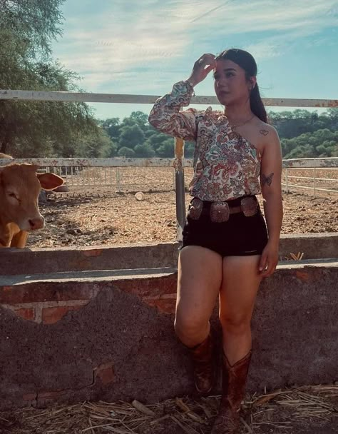 Western Quince, Outfit Vaquera, Senior Pic Outfit Ideas, Western Fashion Outfits, Outfit Vaqueros, Vaquera Fits, Baile Outfits, Mexican Outfits, Cowgirl Outfits For Women