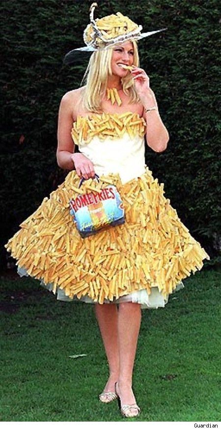 French fries! Eat it! Outrageous Fashion, Crazy Dresses, Funny Dresses, Evolution Of Fashion, Weird Fashion, Food Fashion, Dress Out, Kinds Of Clothes, French Fries