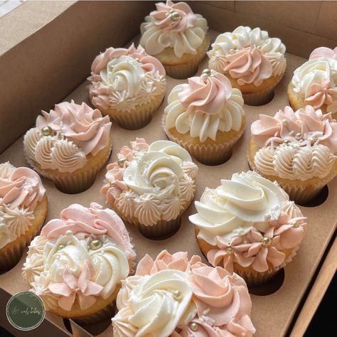 Pink And White Cupcakes With Gold Sprinkles, Wedding Cupcakes Pink And White, Rose Gold And White Cupcakes, Pink Pearl Cupcakes, Light Pink Cupcakes With Gold, Light Pink And White Cupcakes, Pink Cupcakes With Pearls, Pink And Gold Desserts, Pink Sweet 16 Cupcakes