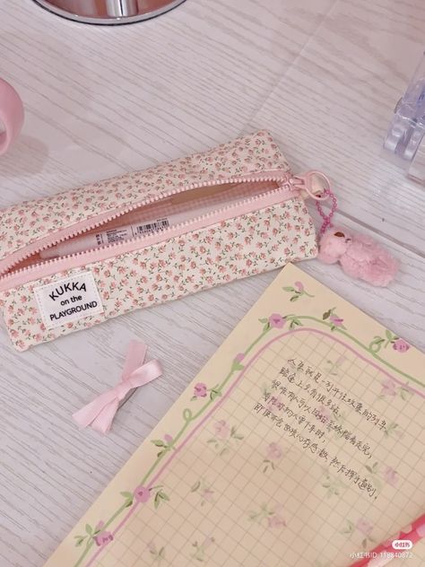 follow me 💕 School Notes Ideas, Fabric Bookmarks, Notes Ideas, Flat Pouch, School Notes, Pencil Case, Sewing Ideas, Mini Bag, Amigurumi