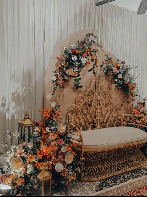 Pelamin Rustic Simple, Pelamin Tunang Simple Klasik, Pelamin Classic, Pelamin Aesthetic, Backdrop Design For Wedding, Pelamin Klasik Tradisional Melayu, Hantaran Klasik, Mini Pelamin Nikah, Malay Wedding Pelamin Rustic