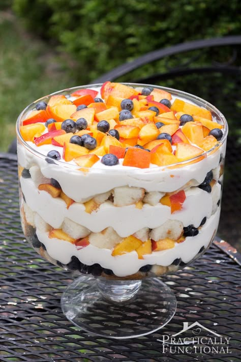 Make a no-bake peach blueberry trifle with this simple recipe! Blueberry Trifle Recipe, Summer Trifle Recipes, Parfait Trifle, Summer Trifle, Oreo Trifle, Blueberry Trifle, Trifle Bowl Recipes, Trifle Dessert Recipes, Trifle Recipes