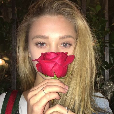 Happy Valentines Day ❤  I would love to give this flower to each and every one of you to thank you for supporting me. 🌹 xoxo 🌹 Lizzie Greene, Lizzy Greene, Rose Reference, Girl Goals, Aesthetic Roses, Tumblr Pics, Feed Ig, Rosé Aesthetic, Western Girl