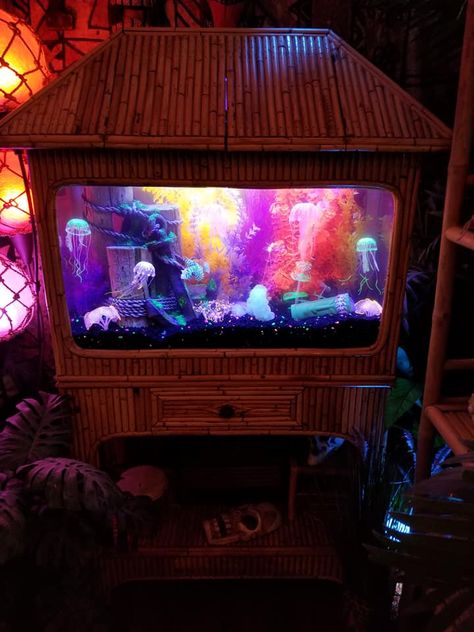 Fake aquarium inside old tv. Jellyfish from amazon. Fake Jellyfish Aquarium, Old Tv Aquarium, Fake Fish Tank Diy, Fake Jellyfish Tank, Fake Aquarium Diy, 2000s Aquarium Aesthetic, Y2k Aquarium, Fish Terrarium, Fake Aquarium