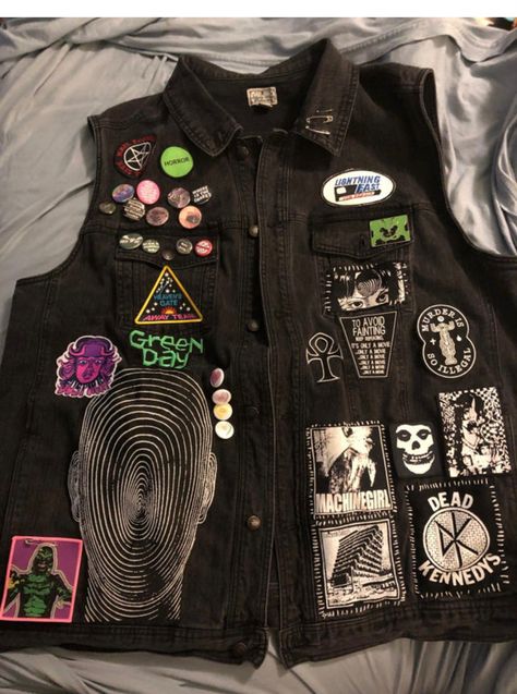 Battle Vest Back Ideas, Battle Jacket Aesthetic, Punk Fashion Female, Weird Jackets, Punk Jacket Ideas, Patch Pants Ideas, Jacket Patches Ideas, Crust Pants Patch Ideas, Battle Jacket Ideas Metal