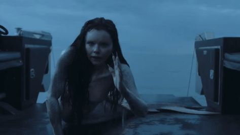 H2O and Mako Mermaids Siren Tv Show, Siren Gif, Sirens Tv, Mermaid Gif, Underwater Kiss, Pirate Mermaid, Siren Core, Mermaid Gifs, Black Siren