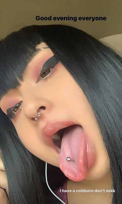 Anime Tounge Out Face, Mouth Piercings, Emo Tattoos, Girl With Glasses, Preteen Fashion, Make Funny Faces, Kissy Face, Cute Brunette, Tongue Health