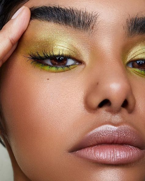 Looking to update your makeup collection? We've got you covered with the makeup winners of the 2020 TotalBeauty Awards. Lime Eyeshadow, Lime Green Makeup Look, Fun Colorful Makeup, Lime Green Makeup, Lime Makeup, Makeup 2000s, Makeup Dewy, Makeup Bold, Makeup Euphoria